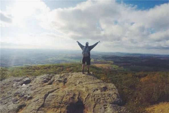 梦见悬崖行走、踩不稳坠落后醒来是什么意思