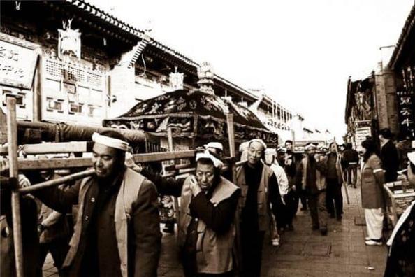 梦见家里有威望的中年人去世是什么意思