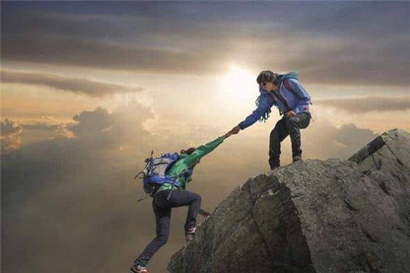 梦见一个人去爬山，下山时摔死了是什么意思