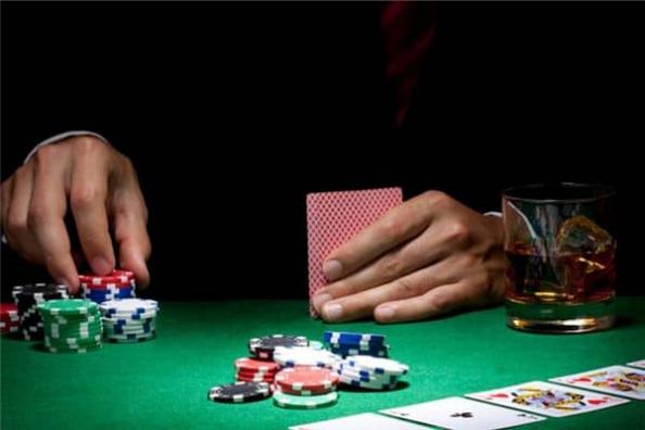 梦见和亲戚朋友打牌赢了许多钱是什么意思